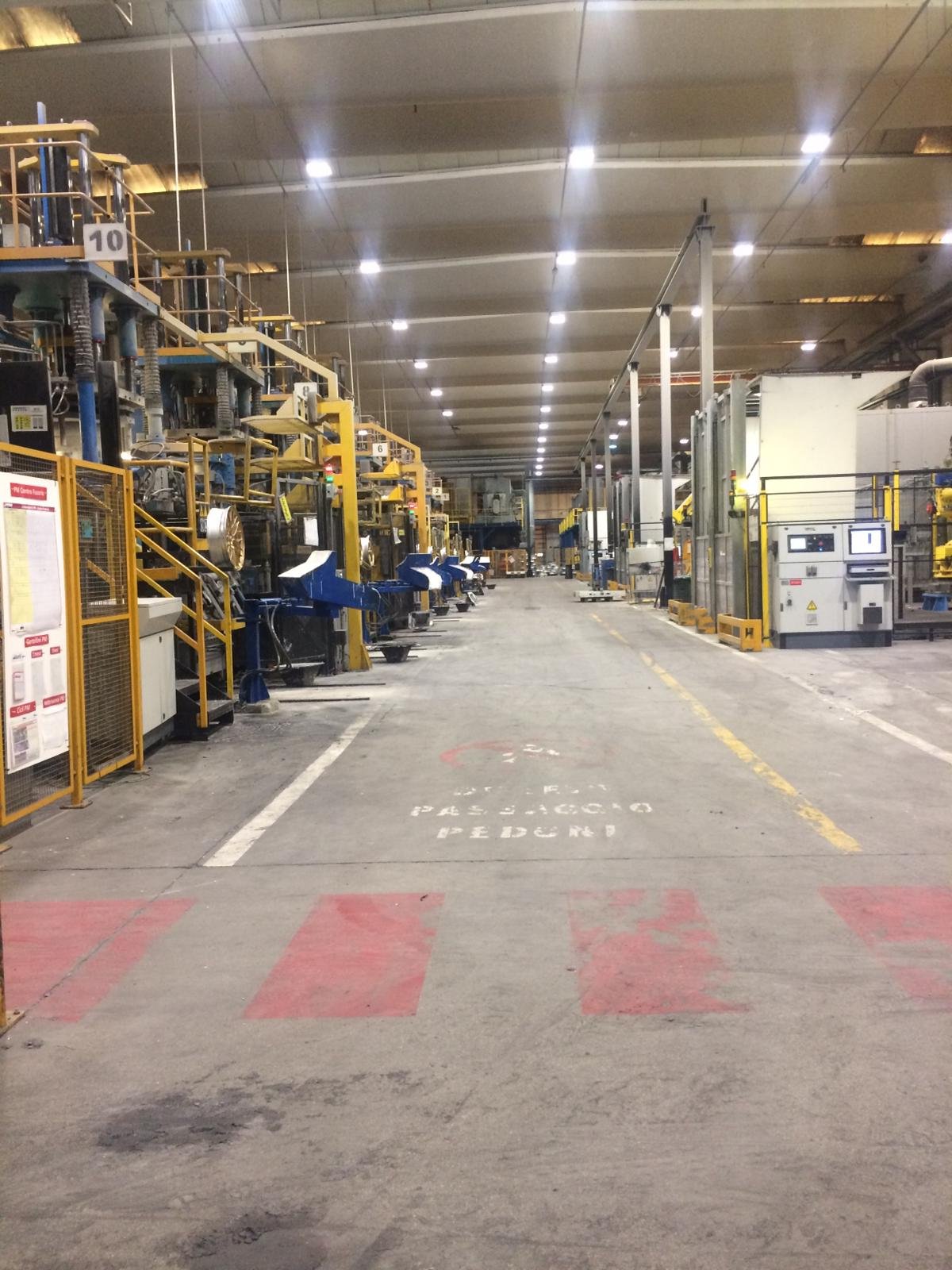 foto 4 020819 LUXLED CH64B lampada industriale